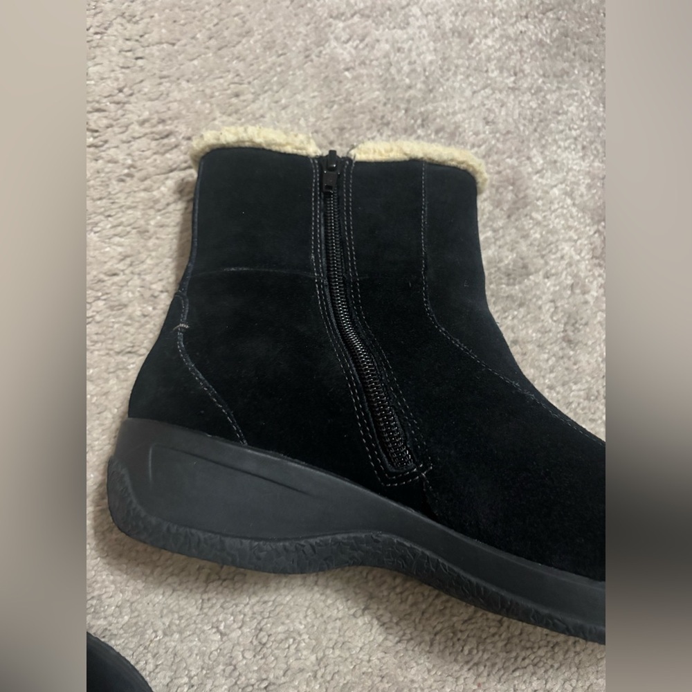 Clarks Bendables Black Suede Boots Women Shearling Trim 8 W - Picture 16 of 16